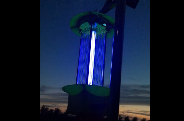 正在殺蟲的云飛太陽能殺蟲燈，夜空中最亮的星